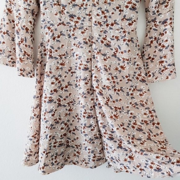 Bell Sleeved Floral Wrap Dress - Picture 4 of 5